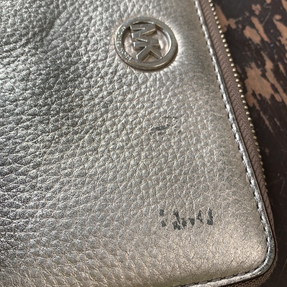 Michael Kors Wallet with removable wrist strap - Picture 6 of 10